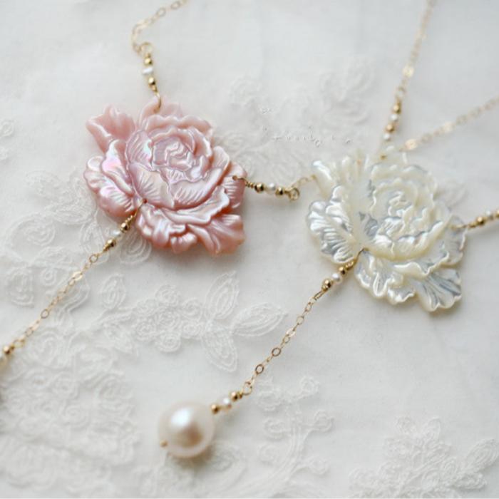 Eis Jade 14K Gold-plattierte Perle Schmetterling Fritillary Geschnitzte Pfingstrotekette Halskette