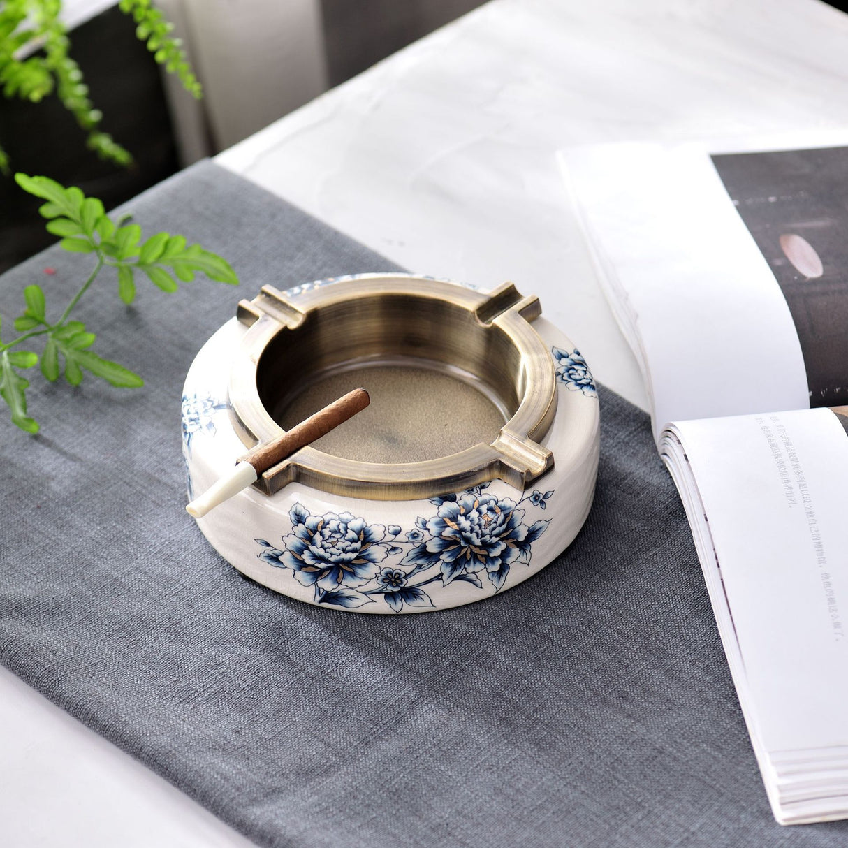 Kreatives neues chinesisches Keramikmetallblau und weißer Haushalt Aschenbecher