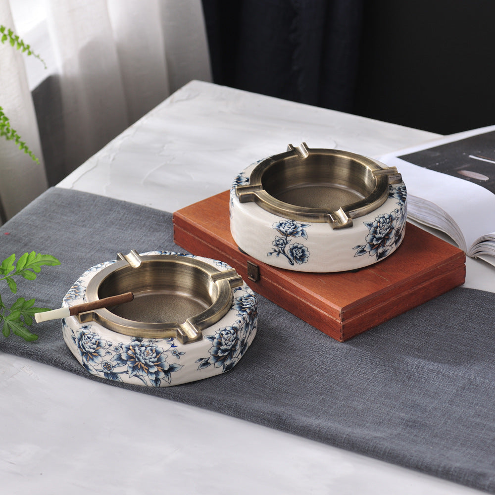 Kreatives neues chinesisches Keramikmetallblau und weißer Haushalt Aschenbecher