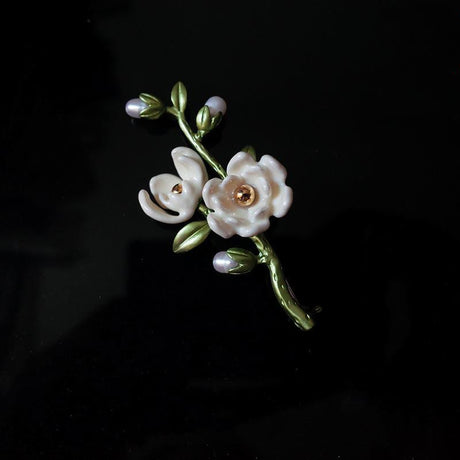 Retro -Kunst und elegante weiße Magnolien -Broschen -Accessoires