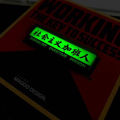 "Sozialistische Ăśberstundenperson" Brosche Hit Luminous Parod Trend Text Accessoires