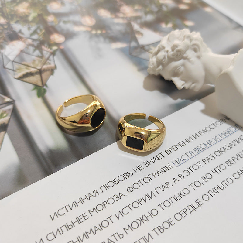 Schwarzer quadratischer ovaler Ring stilvoll und einfach