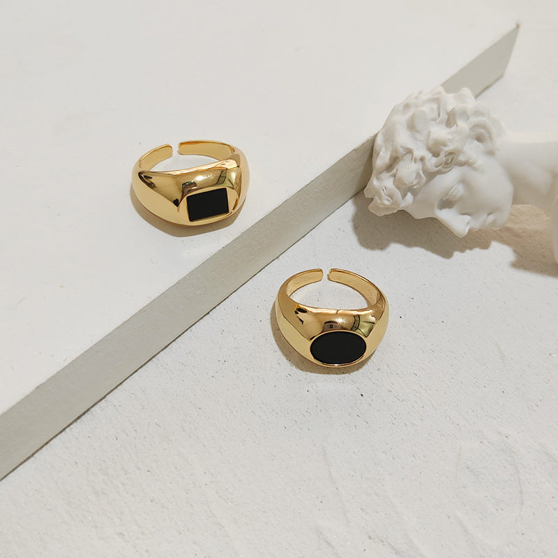 Schwarzer quadratischer ovaler Ring stilvoll und einfach