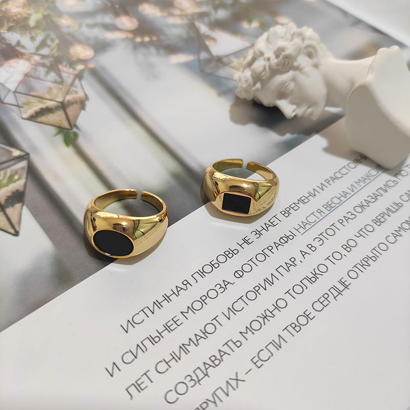 Schwarzer quadratischer ovaler Ring stilvoll und einfach