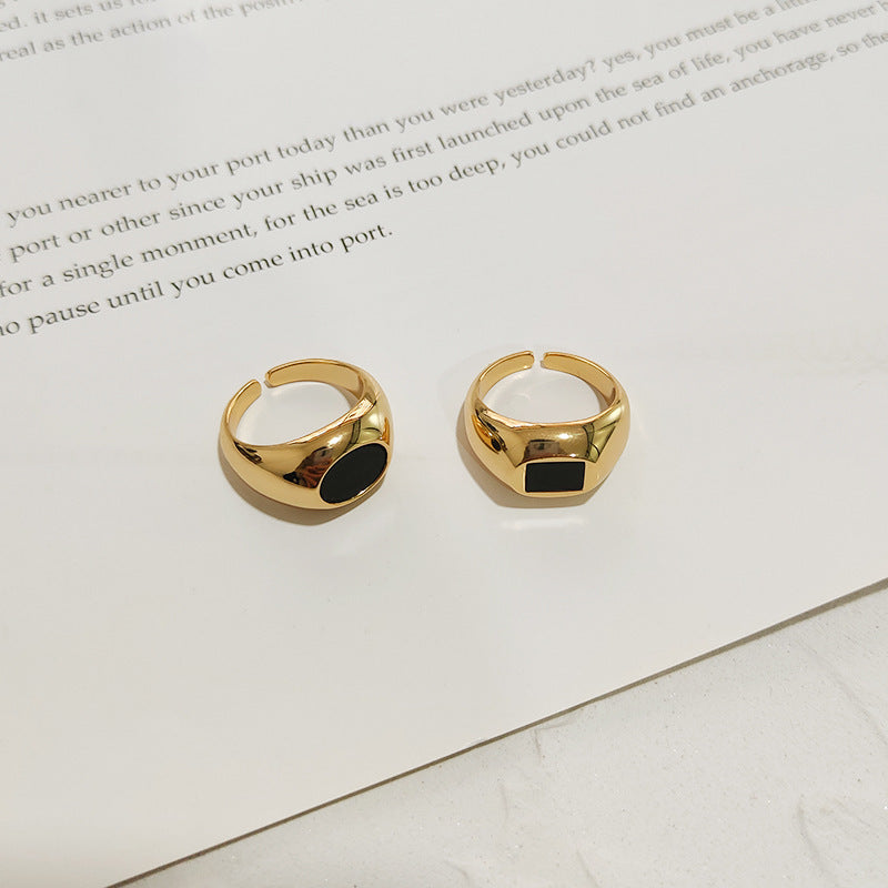 Schwarzer quadratischer ovaler Ring stilvoll und einfach