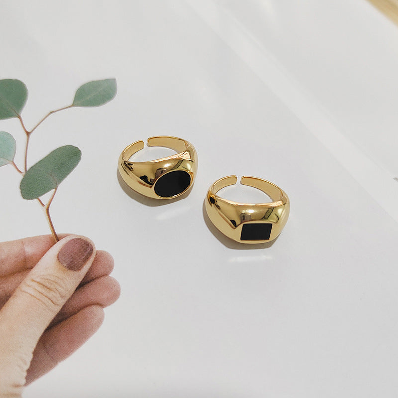 Schwarzer quadratischer ovaler Ring stilvoll und einfach