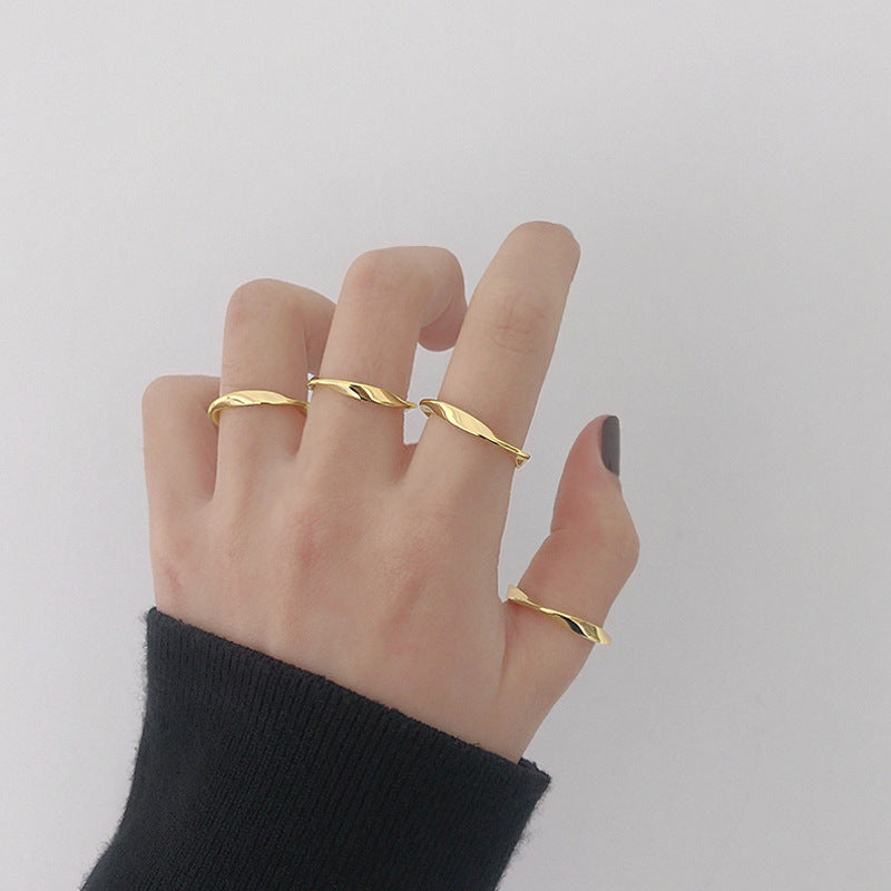 Minimalistischer Mobius verdrehte weibliche Silberring