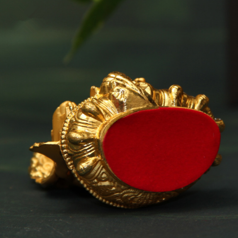 Golden Buddha Statue mit gelbem Vermögen