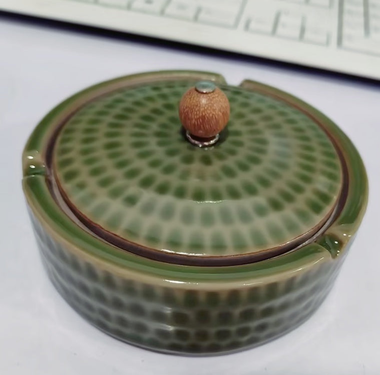 Keramik -Aschenbecher mit dem chinesischen Stil des Lid -Haushaltsbüros