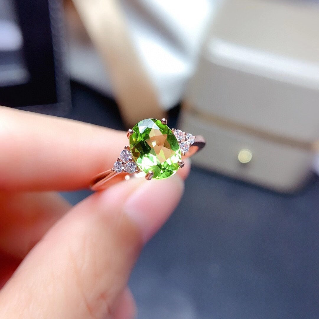 Ring weiblicher Peridot -Ring mit Zirkonring -Design Sinn