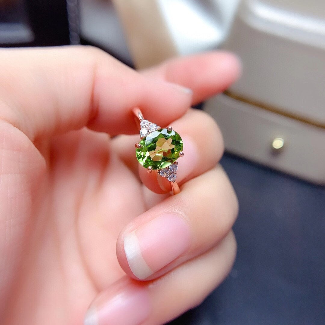Ring weiblicher Peridot -Ring mit Zirkonring -Design Sinn