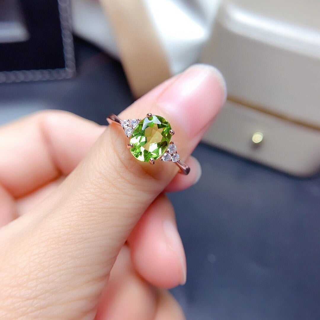 Ring weiblicher Peridot -Ring mit Zirkonring -Design Sinn