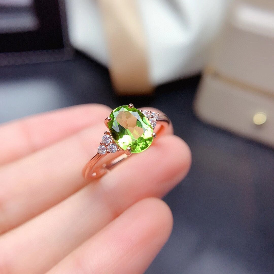 Ring weiblicher Peridot -Ring mit Zirkonring -Design Sinn