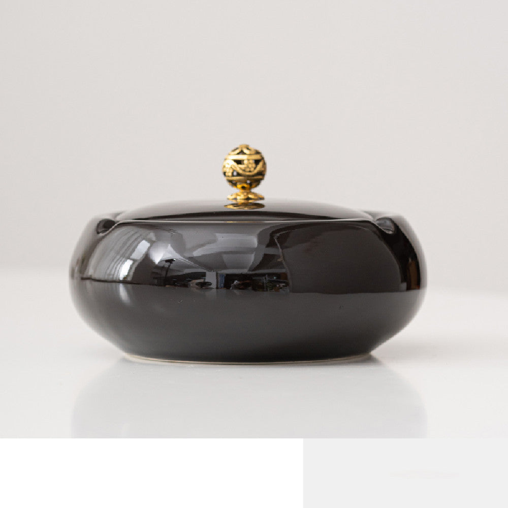 Haushaltskeramik -Aschenbecher mit Deckung