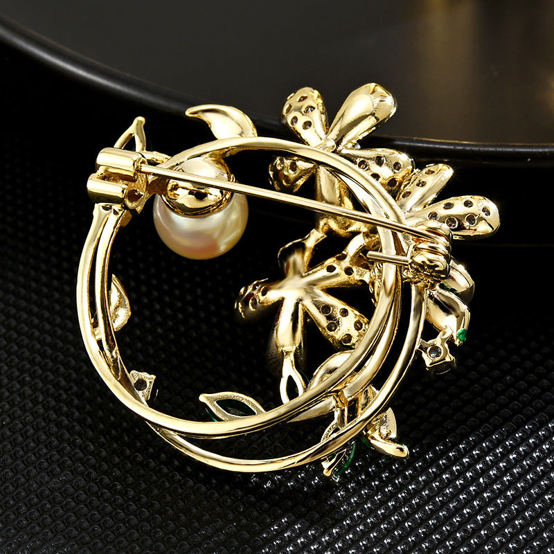 Gehobene Gardengirlande Brosche