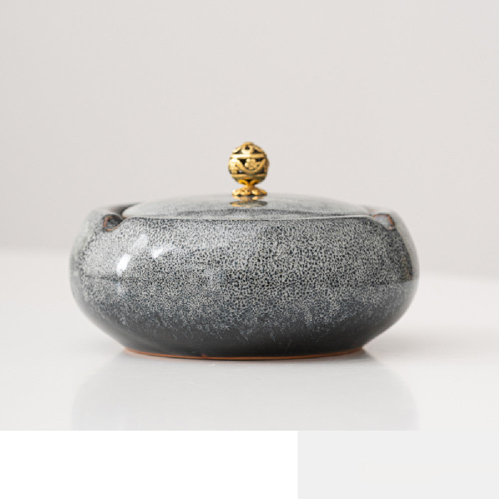 Haushaltskeramik -Aschenbecher mit Deckung