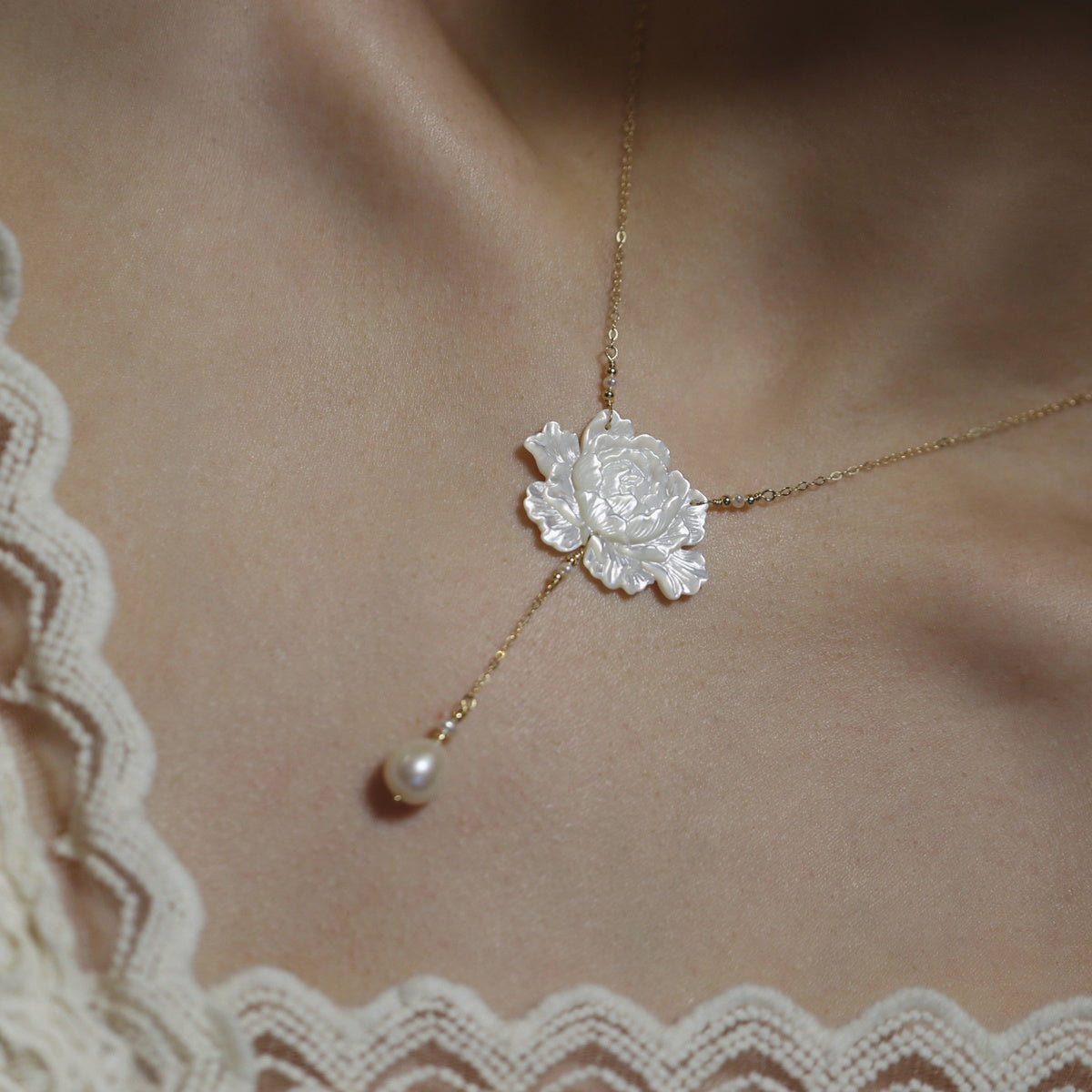 Eis Jade 14K Gold-plattierte Perle Schmetterling Fritillary Geschnitzte Pfingstrotekette Halskette