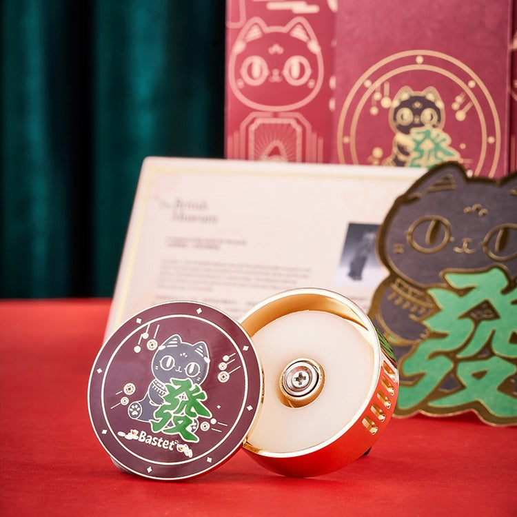 Cat-shaped car fragrance with amber wood solid scent