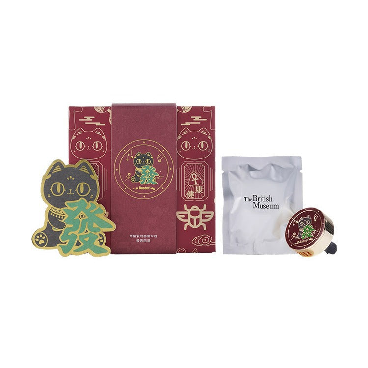 Cat-shaped car fragrance with amber wood solid scent