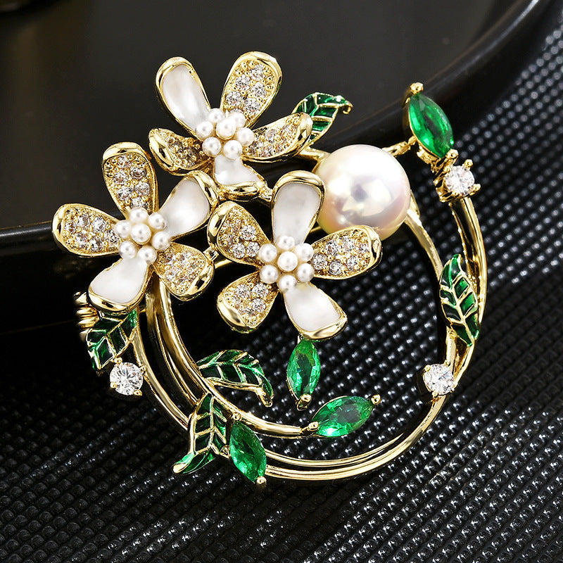 Gehobene Gardengirlande Brosche