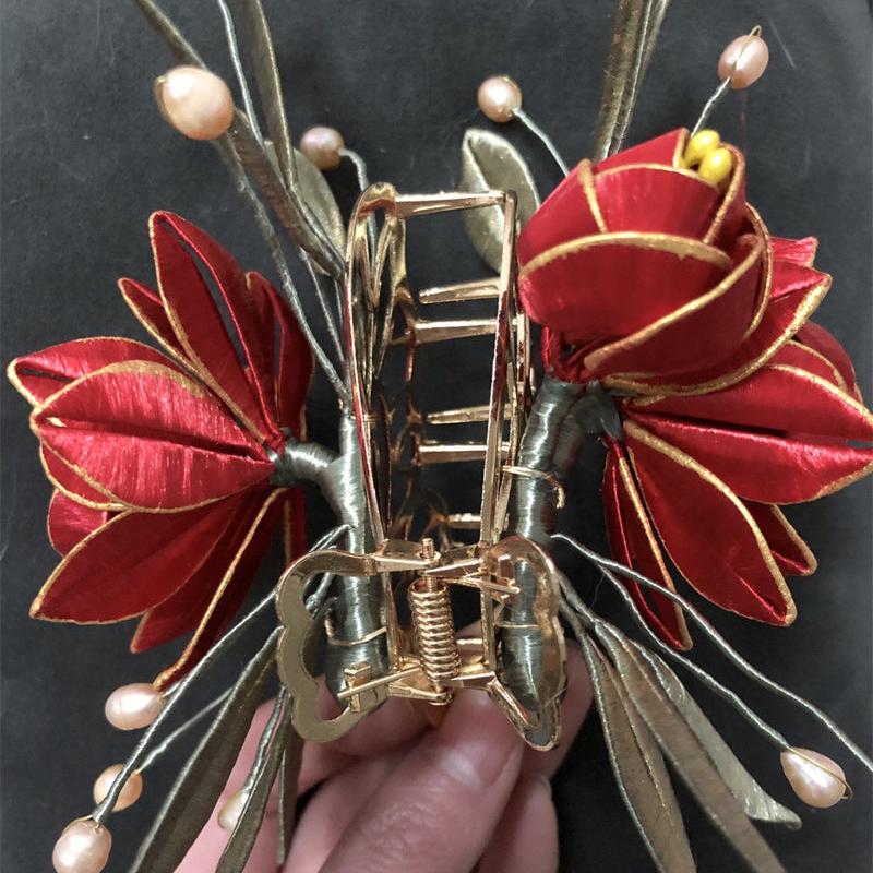 Flower hairpin with pearl and gold antique design