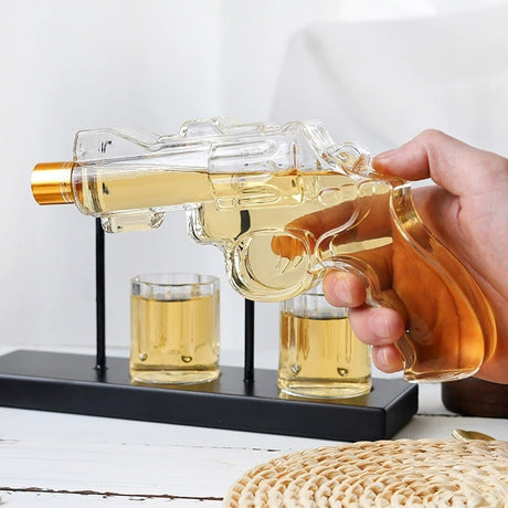 Weinsprudler aus Glas in Pistolenform