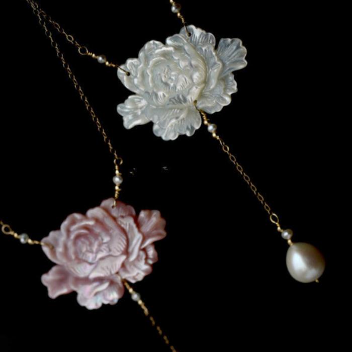 Eis Jade 14K Gold-plattierte Perle Schmetterling Fritillary Geschnitzte Pfingstrotekette Halskette