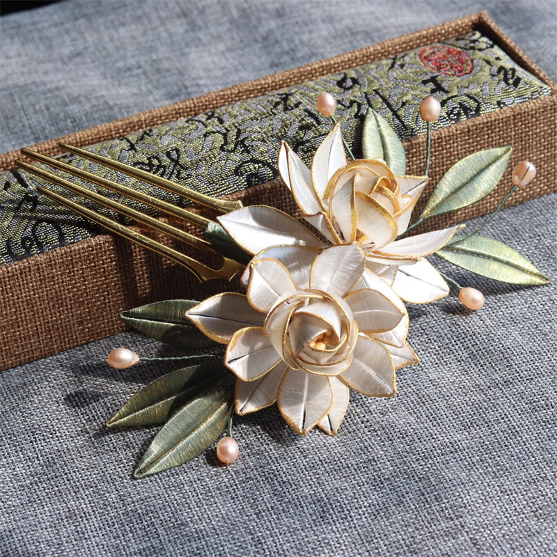 Flower hairpin with pearl and gold antique design