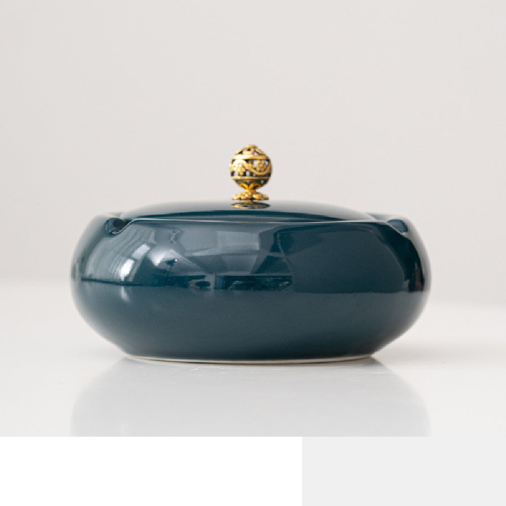 Haushaltskeramik -Aschenbecher mit Deckung