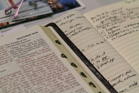 Why Handwritten Notes Elevate Personalized Gifts