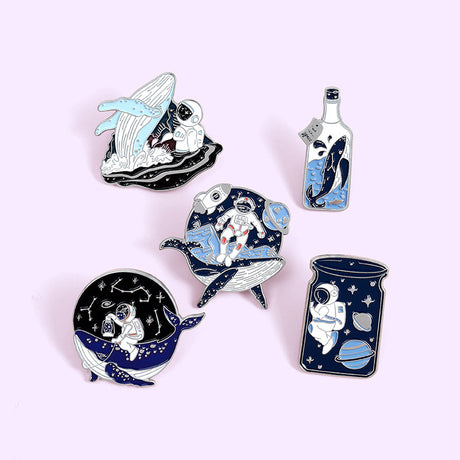 Cartoonwale Astronaut Drift Flaschenabzeichen Brosche