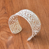 Openwork pattern bracelet