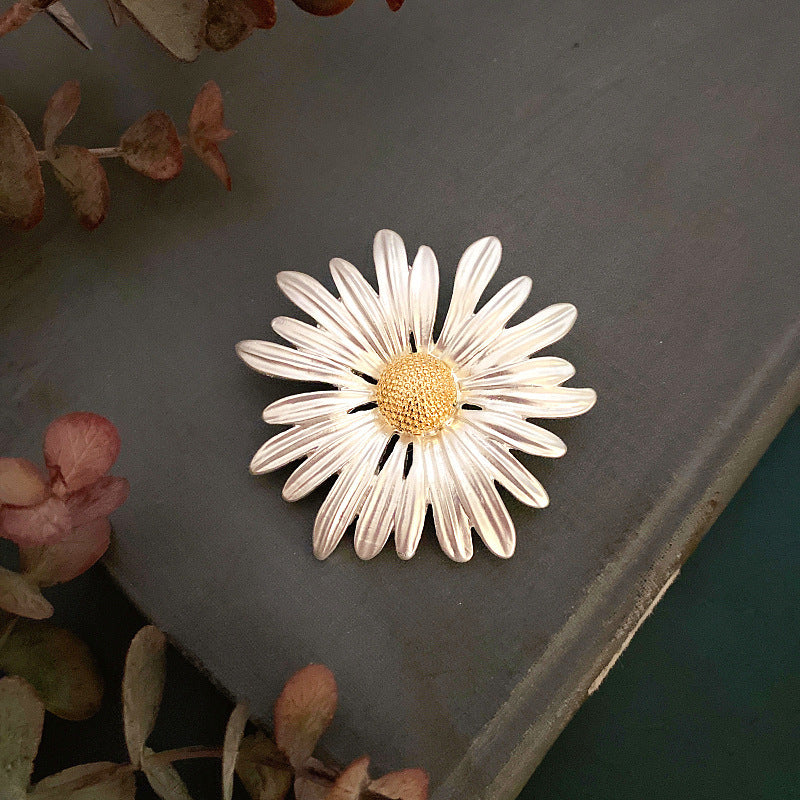 Fresh Little Daisy Brooch Simple Hundred with Accessories