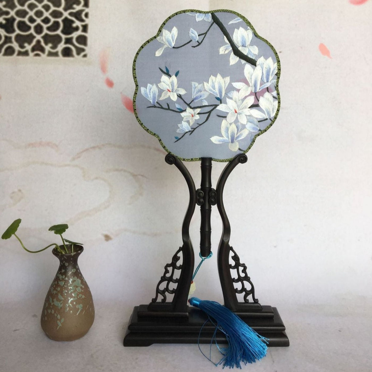 Doppelseitig bestickter runder Seidenfächer aus Rosenholz mit Blumenmuster-1