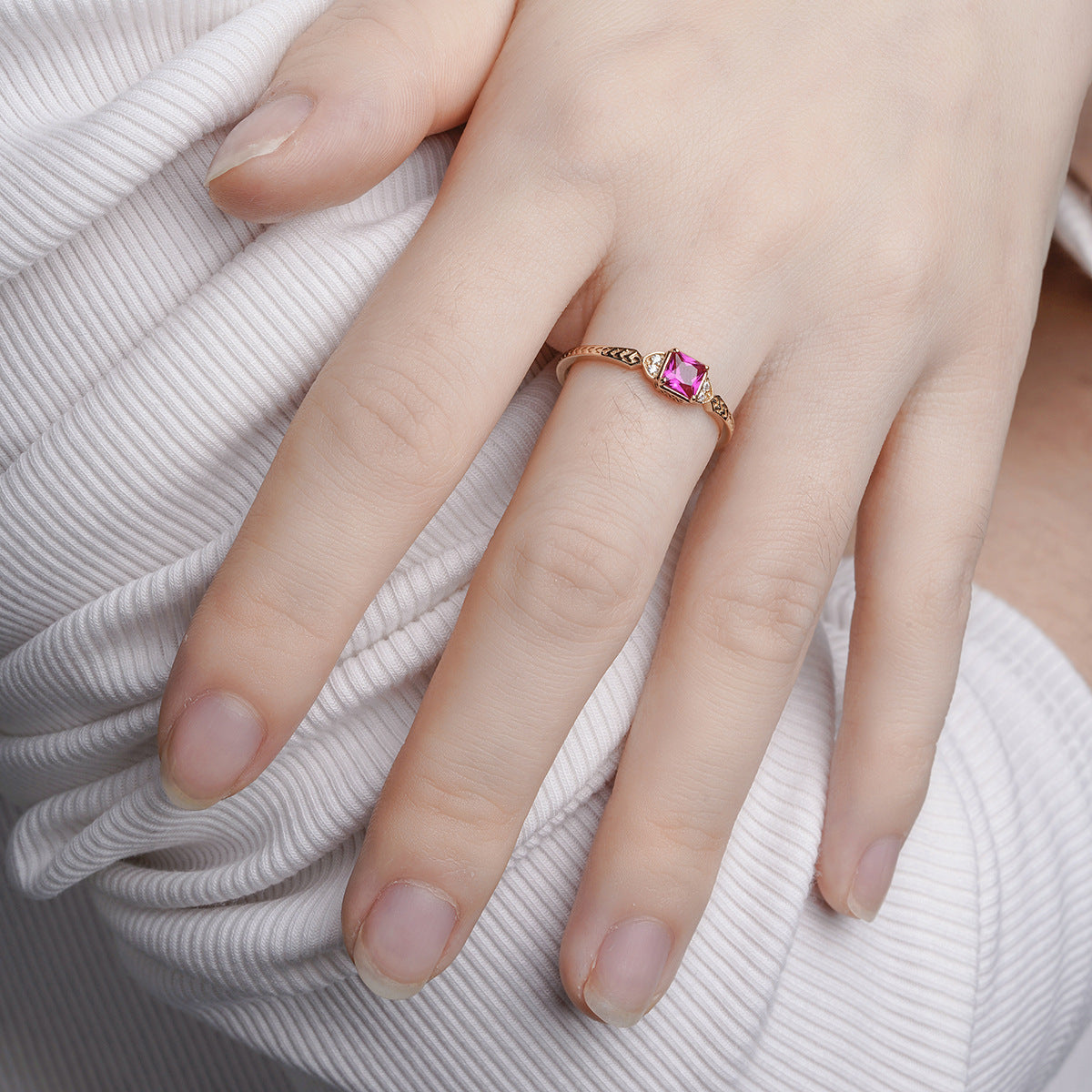 Leichter Luxus eingelegtes rotes Diamant Jade -Ring