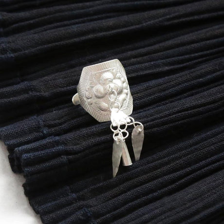 Guizhou Miao handgefertigter silberner Schmuck Neue chinesische Ohrwellenblume Ring