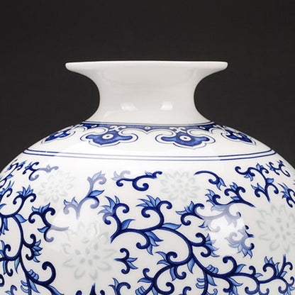 Chinesische dekorative Vase mit blau -weißer Porzellanblumenanordnung