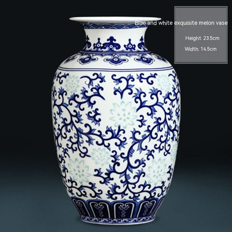 Chinesische dekorative Vase mit blau -weißer Porzellanblumenanordnung