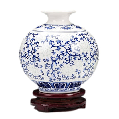 Chinesische dekorative Vase mit blau -weißer Porzellanblumenanordnung