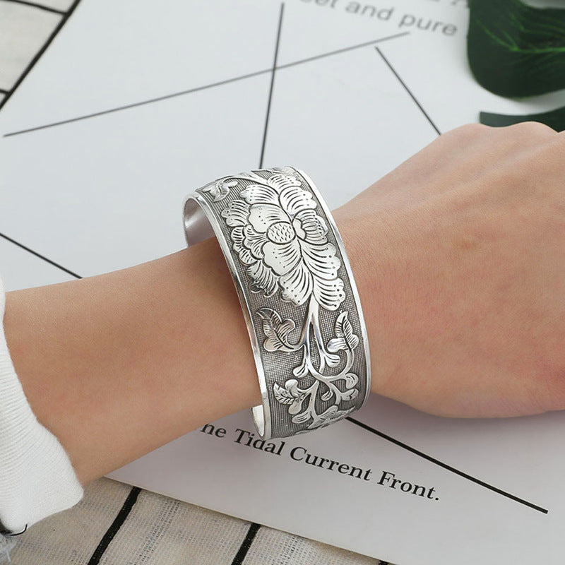 Flower blooming bracelet