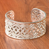 Openwork pattern bracelet