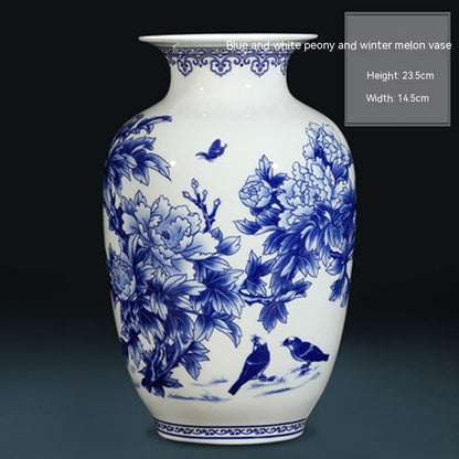 Chinesische dekorative Vase mit blau -weißer Porzellanblumenanordnung