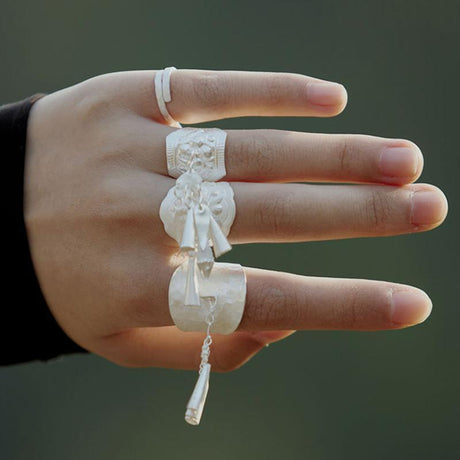 Guizhou Miao handgefertigter silberner Schmuck Neue chinesische Ohrwellenblume Ring