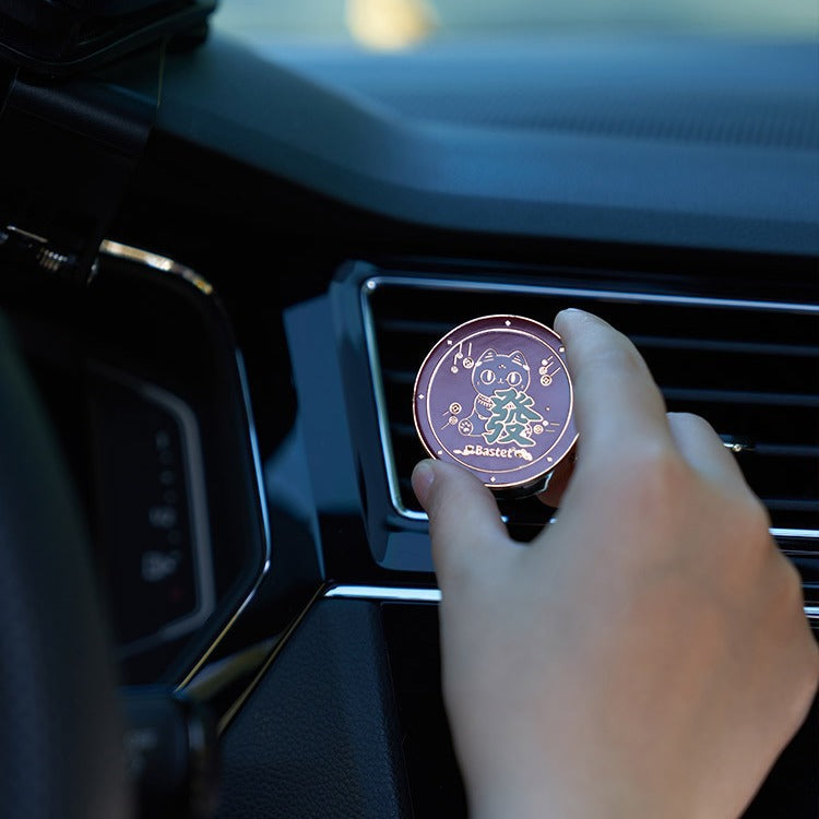 Cat-shaped car fragrance with amber wood solid scent