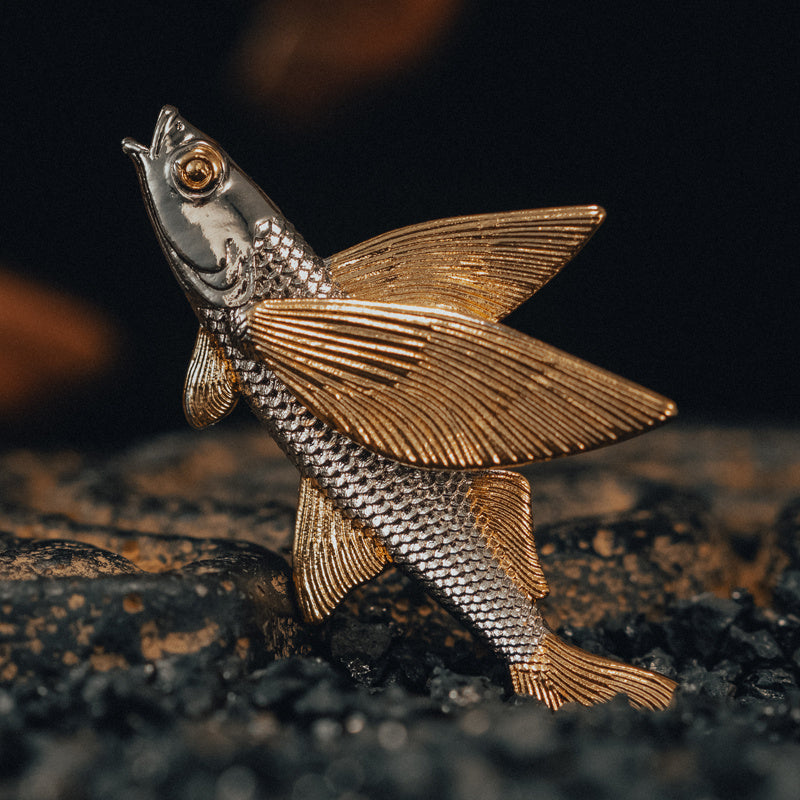 Original Design Flying Fish Brosche Weiß Kupfer Gold Plattierte Meereslebensabzeichen