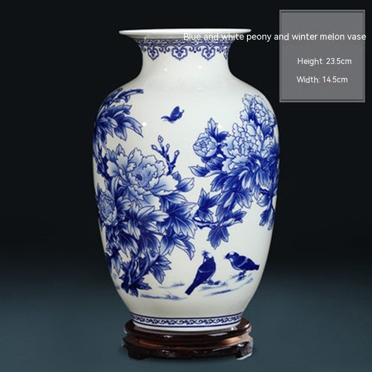 Chinesische dekorative Vase mit blau -weißer Porzellanblumenanordnung