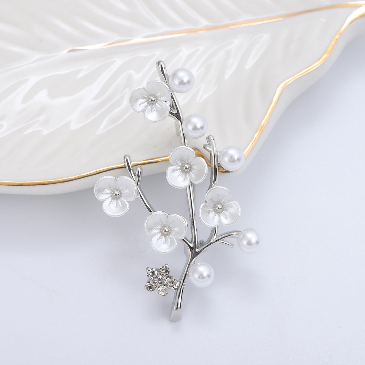 Fashion Fritillary Freshwater Pearl Plum Brooch Elegant High-end Accessories