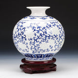 Chinesische dekorative Vase mit blau -weißer Porzellanblumenanordnung