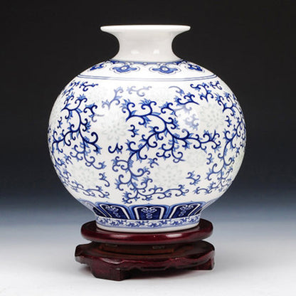 Chinesische dekorative Vase mit blau -weißer Porzellanblumenanordnung